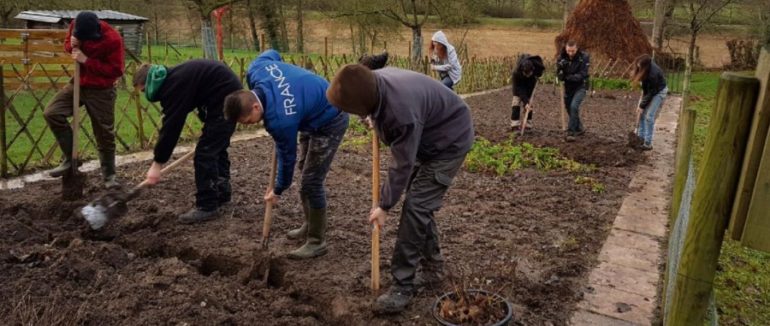 les lycéens préparent un potager comme en 14-18